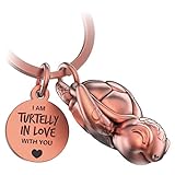 FABACH Schildkröte Schlüsselanhänger Snappy mit Herz und Gravur - Süßer Schildkröten Schlüsselanhänger - Liebe Glücksbringer Schildkröte als Geschenk für Partner - Turtelly in Love